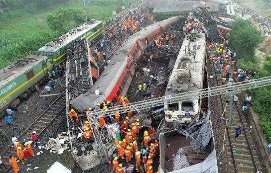 Более 230 человек погибли при крушении поездов в Индии, свыше 900 пострадали