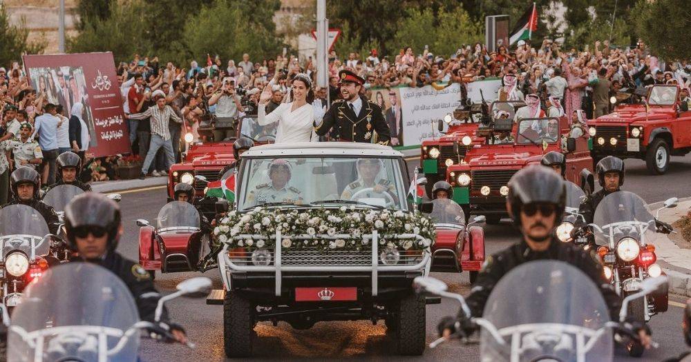 Красные джипы с пулеметами и семиярусный торт. Как прошла свадьба иорданского принца Хусейна