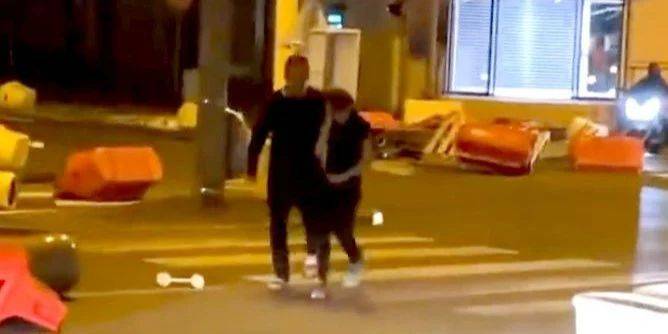 Отец участника беспорядков во Франции силой забрал сына с улицы и увез его в багажнике машины — видео