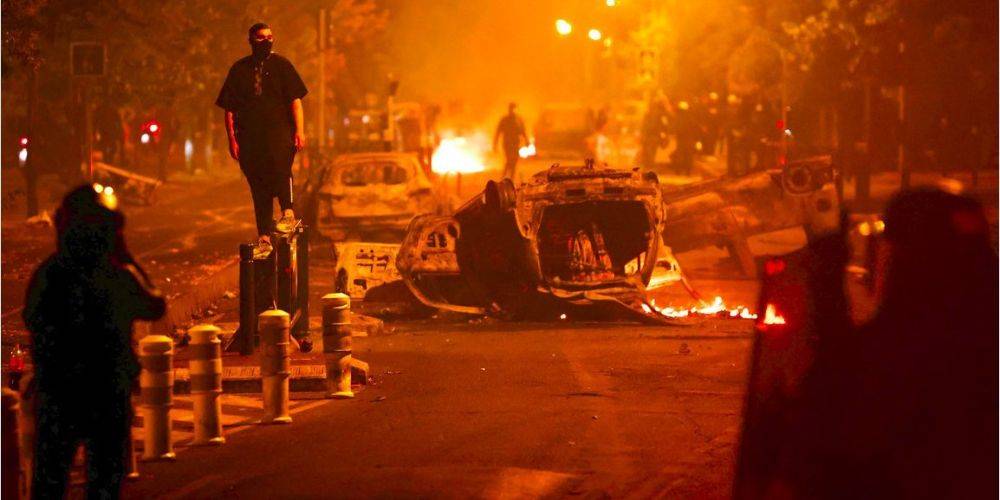 Третья ночь протестов. Как выглядят массовые беспорядки во Франции из-за убийства полицейским несовершеннолетнего и их последствия