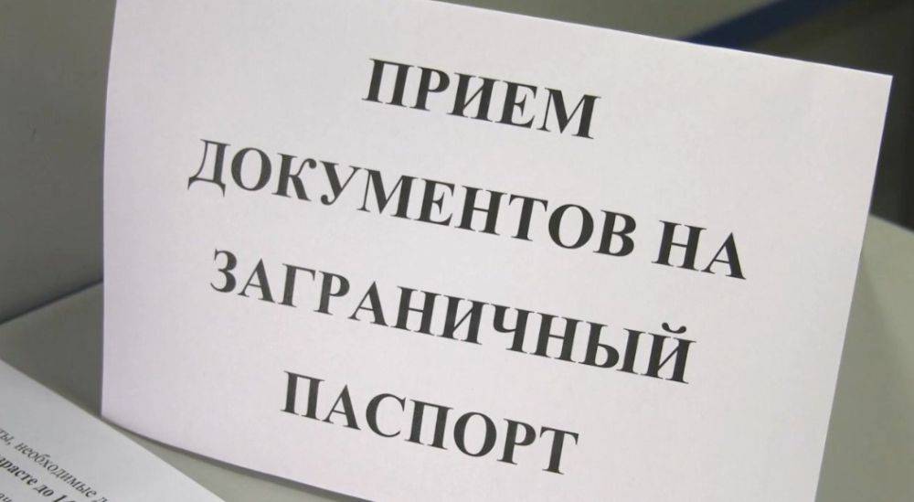 "Куда они с этим паспортом поедут?": В "ЛНР" начали принимать заявления о выдаче загранпаспортов