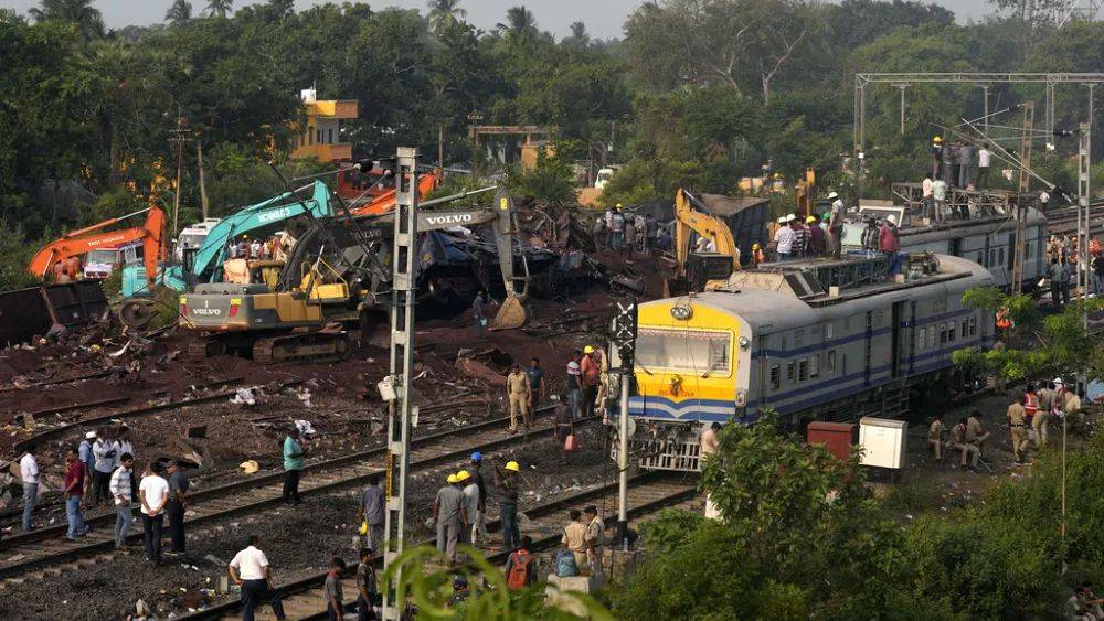 Крушение поездов в Индии: число жертв растет