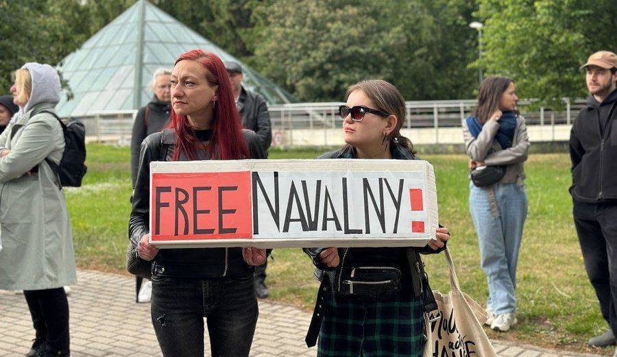 ФОТО. Перед российским посольством прошел пикет в поддержку Навального