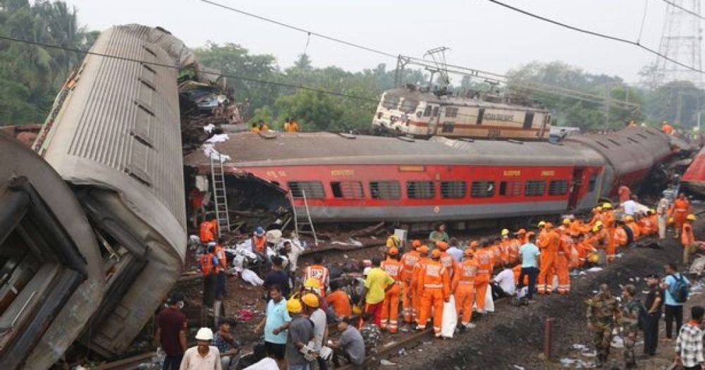 Во время столкновения поездов в Индии погибло свыше 300 человек: названа причина