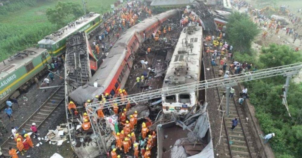Названа причина аварии на железной дороге в Индии