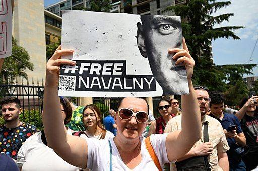 День рождения Навального: десятки задержанных в России, акции во многих странах мира