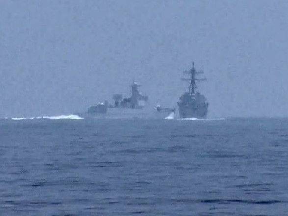 Опасный маневр: Китайский военный корабль подрезал эсминец США