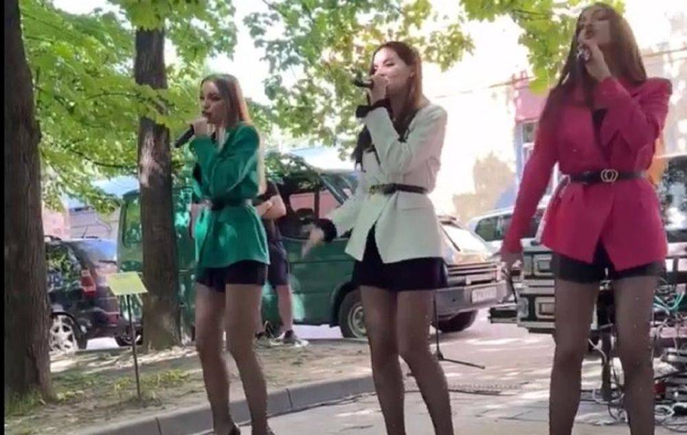 Певицы выступили в госпитале перед военными и нарвались на критику в сети - видео