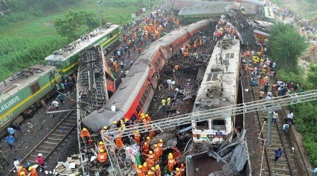 В Индии назвали причину столкновения трех поездов, в результате которого погибли 300 человек