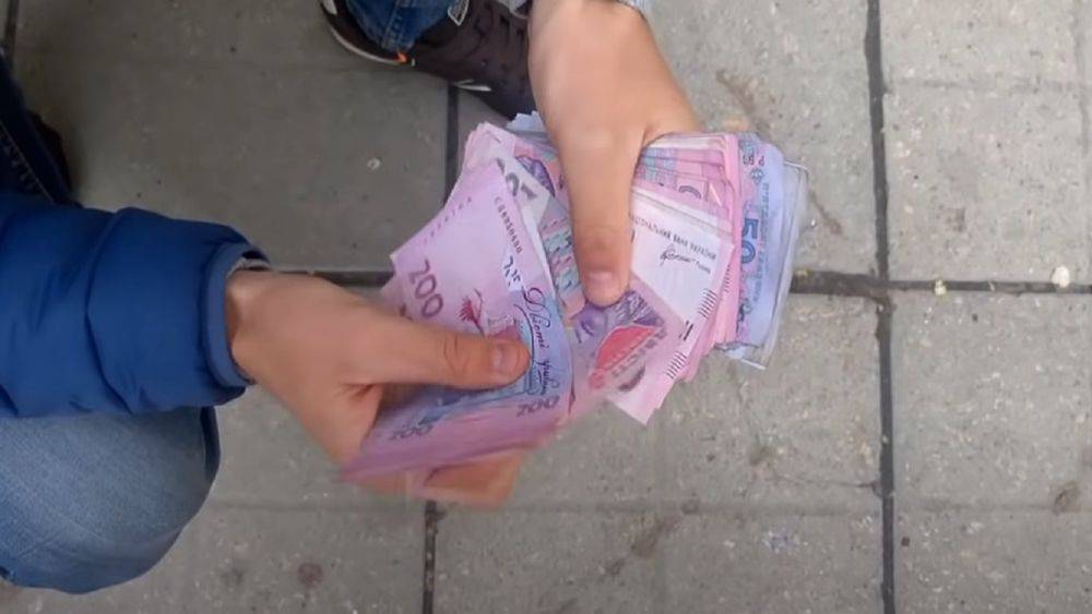 Финансовая помощь для украинцев: кто может получить 1200 и 2200 гривен от организаций