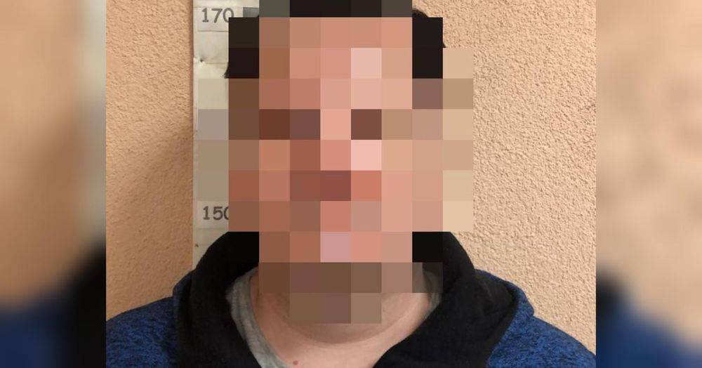 Назначал встречи в собственной квартире и давал деньги: в Киеве мужчина развращал двух несовершеннолетних парней