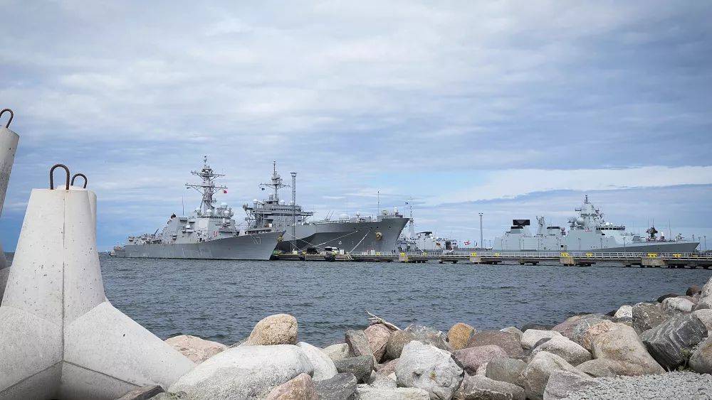 Российский флот проводит учения на Балтике