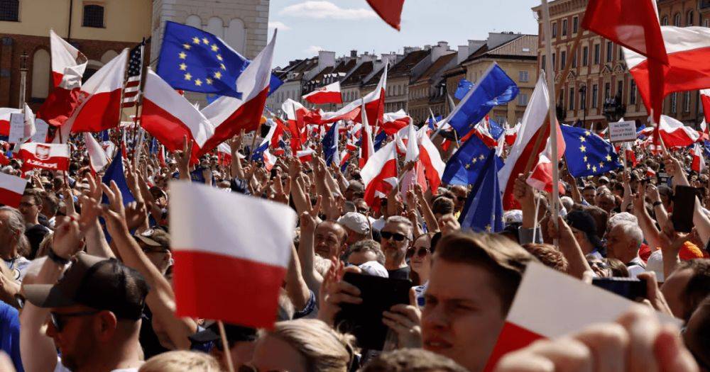 В Польше прошла антиправительственная акция: на улицы вышли около 500 тысяч человек (фото)