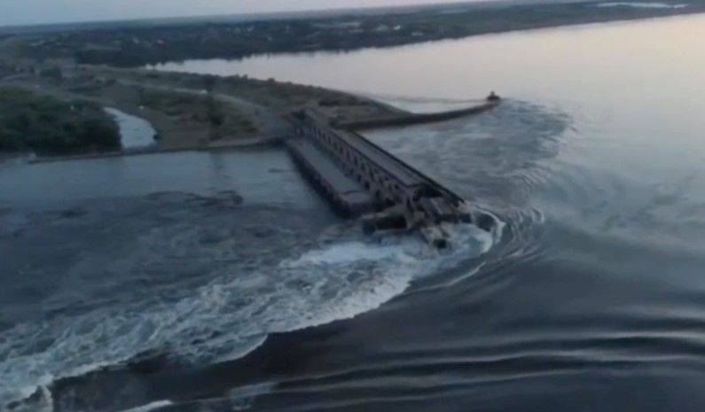 Россияне подорвали Каховскую ГЭС: десятки тысяч людей в опасности. Что известно