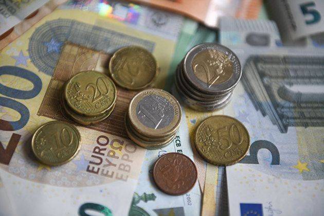 Евро дешевеет к доллару после выхода статданных по розничным продажам в еврозоне