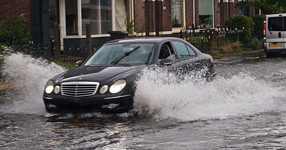 Как правильно ездить на автомобиле во время затоплений: полезные советы