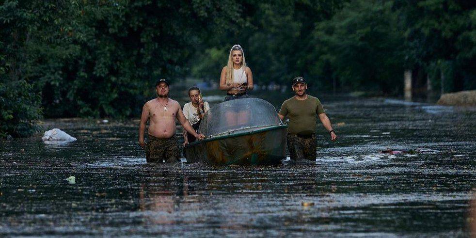 «Целые районы под водой». Фотографы Либеровы показали фото из Херсона после подрыва Каховской ГЭС