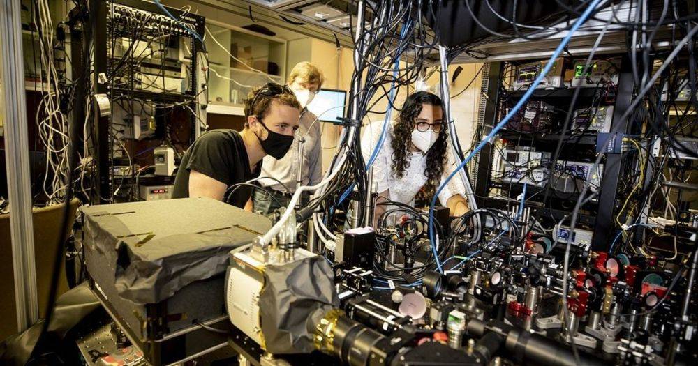 Ученые научили квантовый компьютер моделировать человеческое познание: что это дает