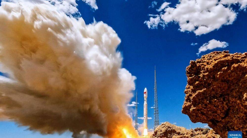 Китай запустил в космос ракету с 26 спутниками