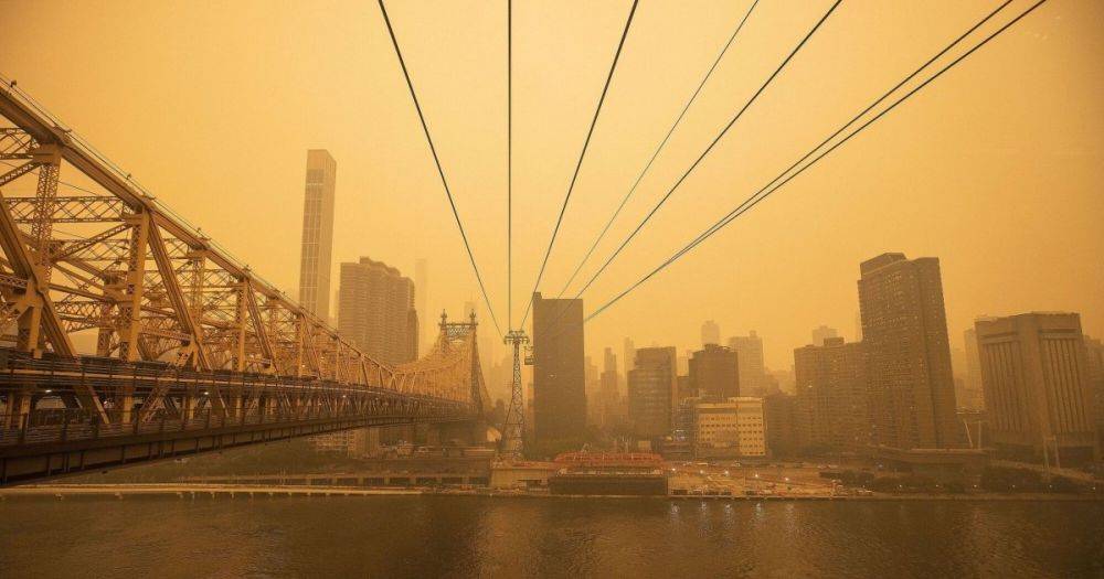 "Похоже на конец света": Нью-Йорк окутал оранжевый дым из-за пожаров в Канаде (фото)