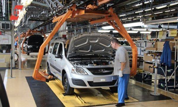 Россиянам предлагают возвращать 13 % за покупку машины
