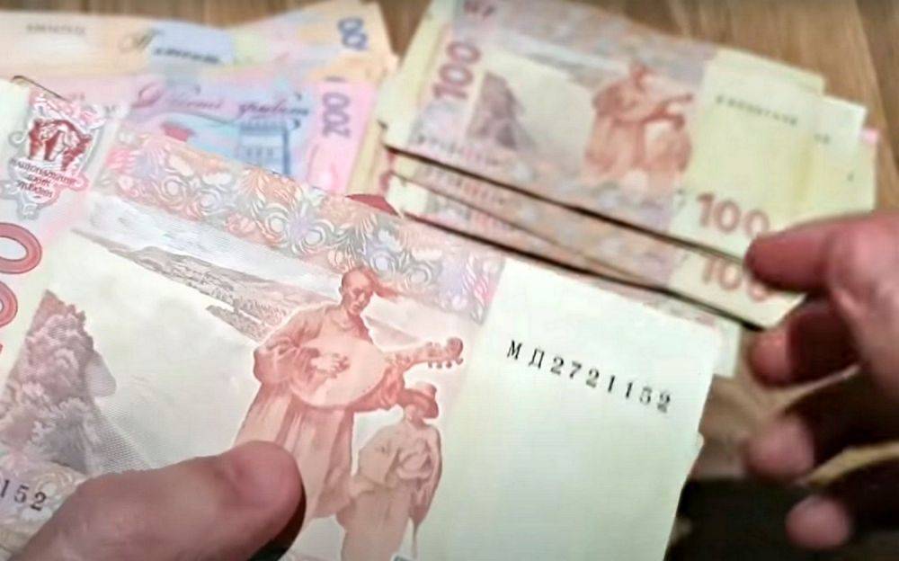 Выплаты в 1200 и 2200 гривен: украинцы продолжают получать финпомощь – кто именно