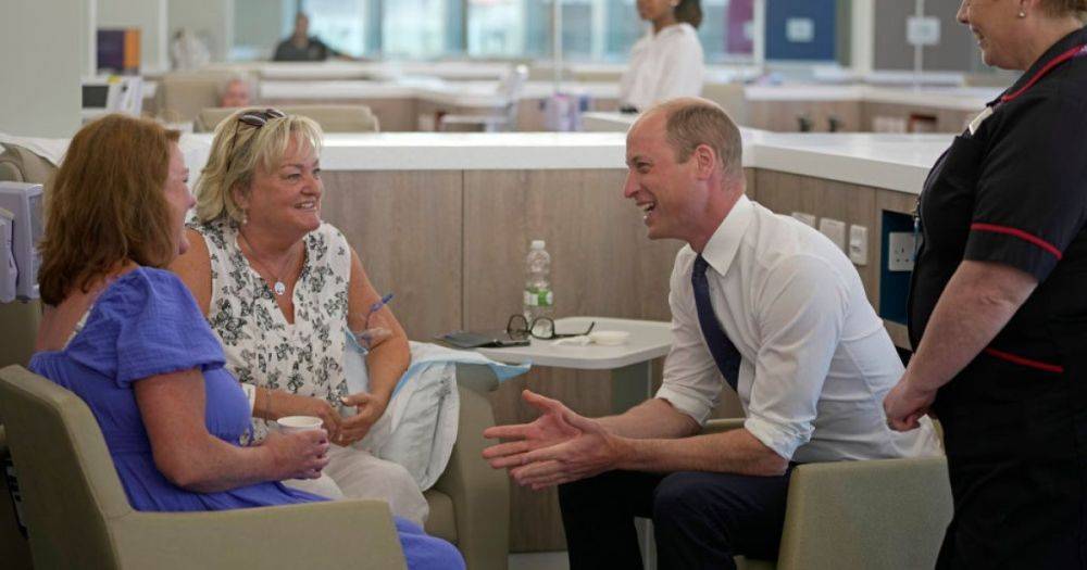Пошел по стопам матери: принц Уильям открыл новый онкологический центр