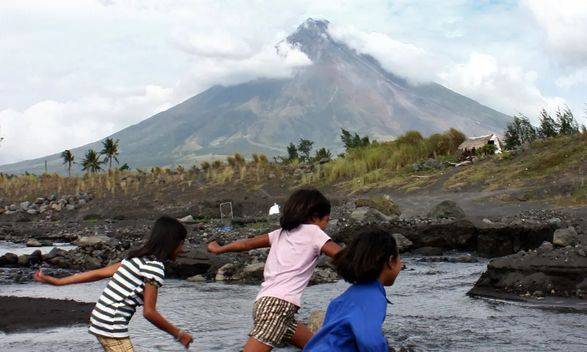 Филиппины: тысячи людей эвакуируют из-за вулкана Майон