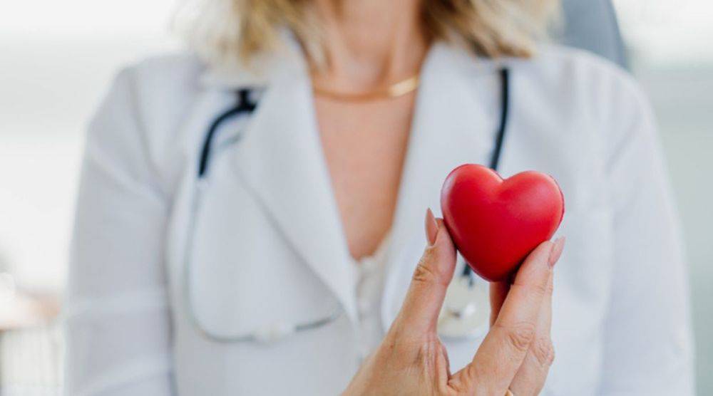 Симптомы инфаркта – как проявляется сердечный приступ – правила первой помощи