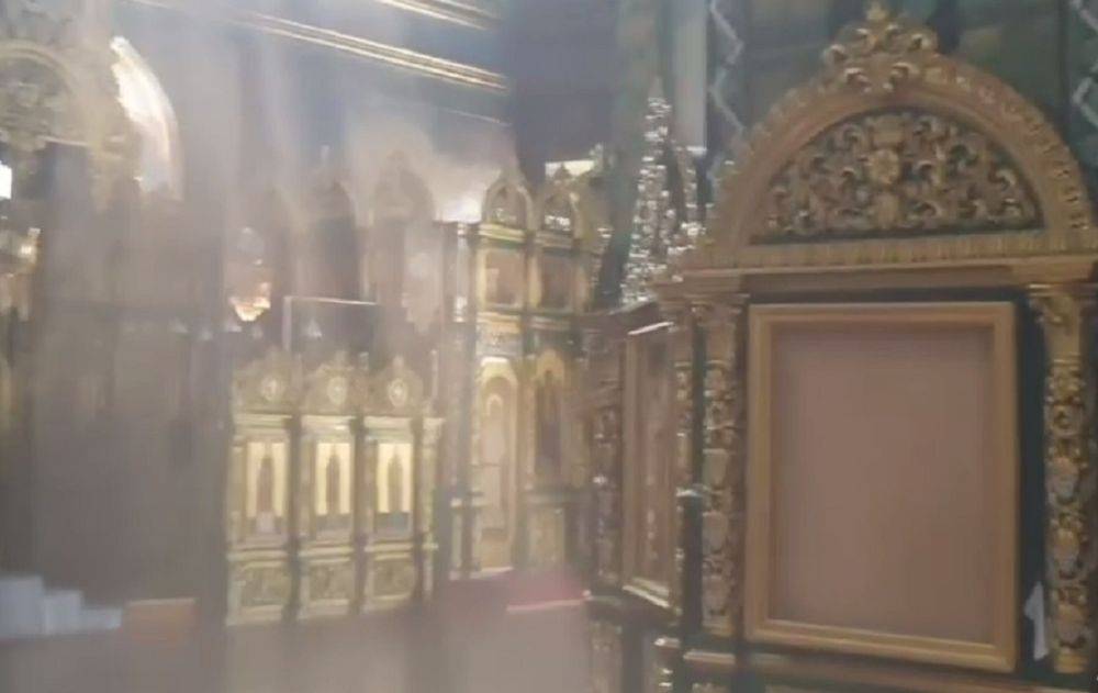Попы УПЦ МП второпях выносят из храмов все подряд, знаковое видео: "Пусть все видят!"