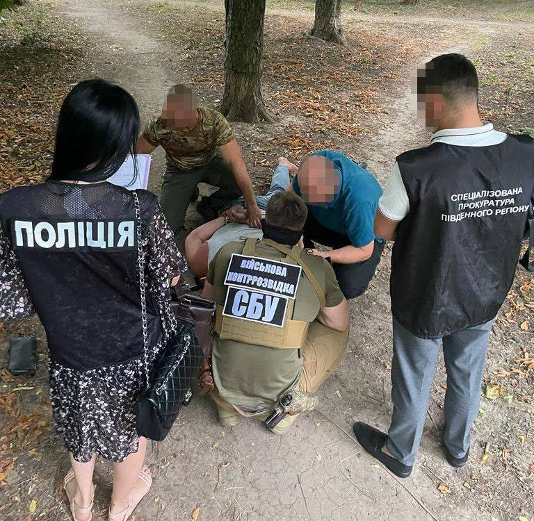 В Одессе мужчина вместе с работниками областного военкомата незаконно отправляли военнообязанных за границу