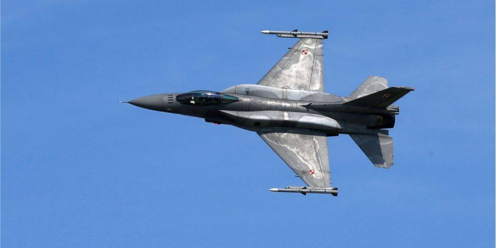 Польша пообещала курсы и инфраструктуру для обучения украинских пилотов на F-16