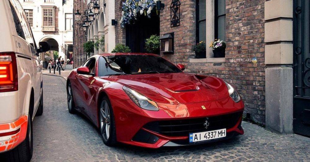 В Европе заметили впечатляющий суперкар Ferrari на украинских номерах (фото)
