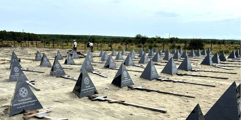 На могилах вагнеровцев устанавливают «пирамидки Суровикина» — фото