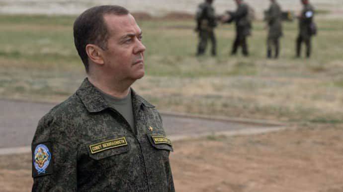 Медведеву кажется, что Россия уже воюет с НАТО