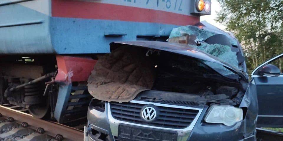 В Черниговской области автомобиль попал под поезд: погибли три человека