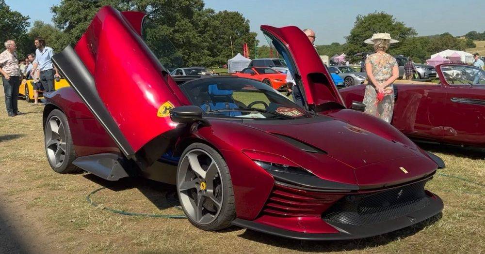 Эксклюзивный суперкар Ferrari за 2 миллиона евро испытали на бездорожье (видео)