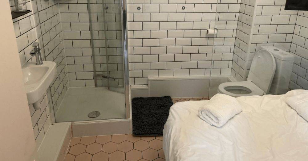 Кровать возле унитаза: мужчина арендовал квартиру, в которой была только ванная (фото)