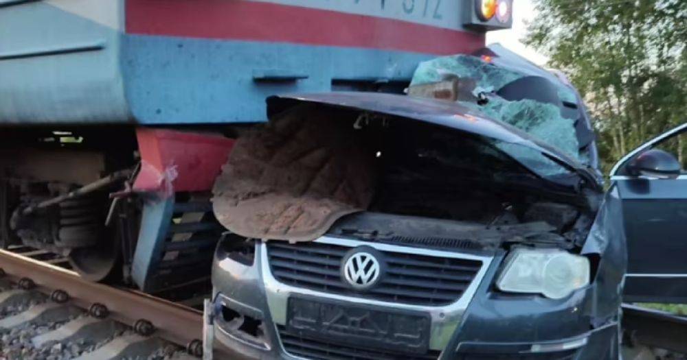 На Черниговщине автомобиль попал под поезд: погибли двое взрослых и ребенок