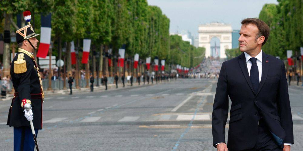 Франция празднует День взятия Бастилии: Макрона освистали на ярком параде с авиашоу, САУ Caesar и индийскими военными — фото, видео