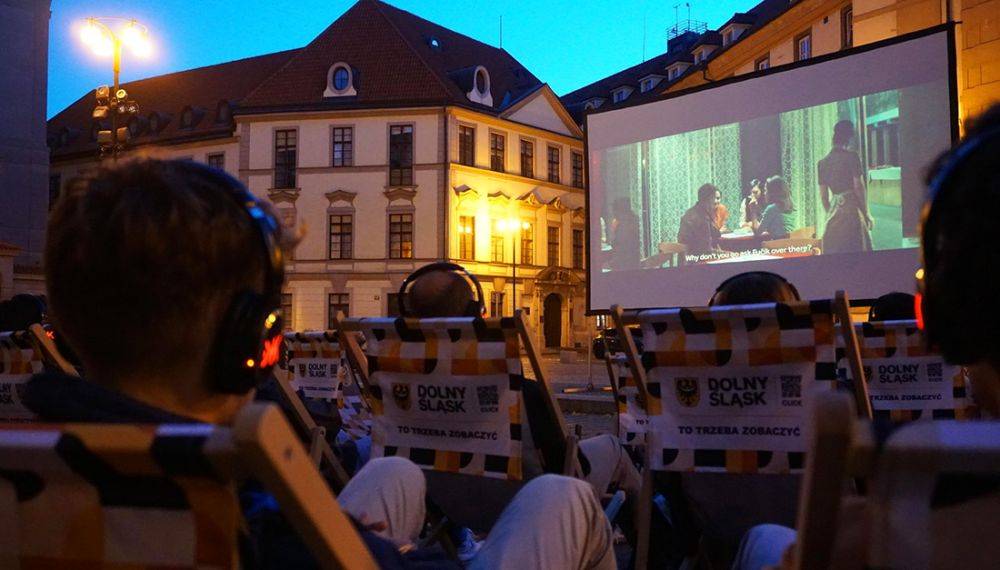 В центре Праги откроется «тихий» летний кинотеатр. Вход бесплатный