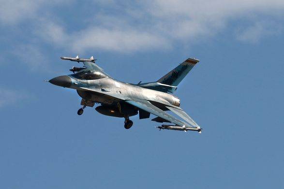 Европа все еще ждет от США разрешения на обучение украинских пилотов на F-16 - Politico