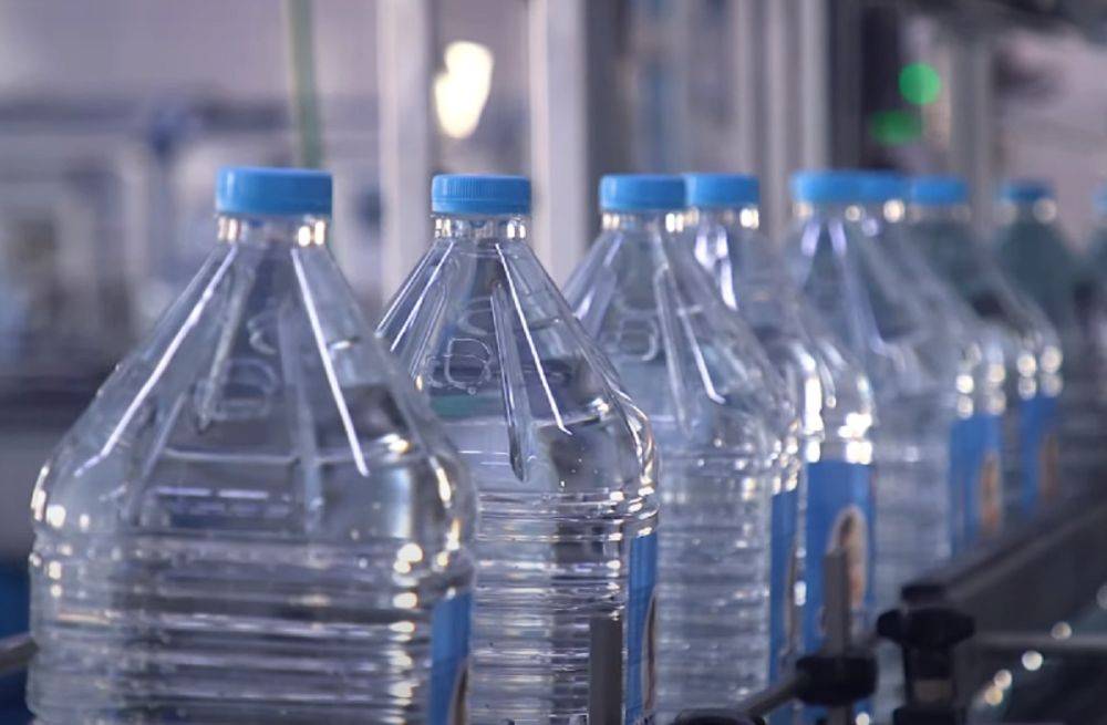 От здоровья к отравлению: бутилированная вода не всегда может быть полезной - врачи предупредили об опасности