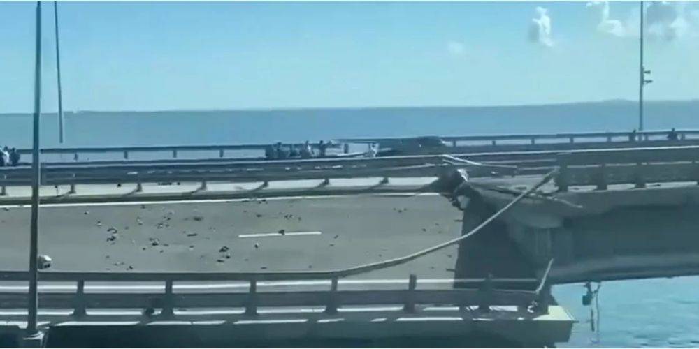 Удар морскими дронами по Крымскому мосту. Серьезно поврежден один из пролетов, движение автомобилей закрыто, СБУ и ГУР отреагировали — онлайн