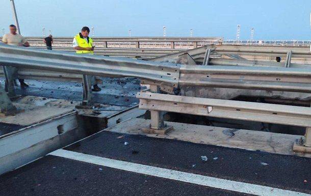 В РФ назвали "терактом" взрывы на Крымском мосту