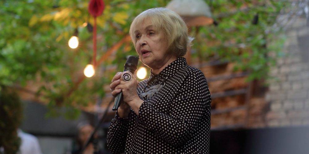 «Нельзя нам жить только праздниками». Ада Роговцева отметила 86-летие на сцене и рассказала, что сделала с подаренными цветами