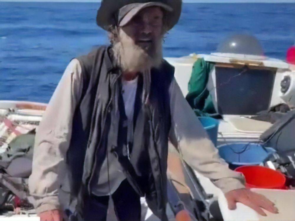 В Тихом океане нашли рыбака, который два месяца дрейфовал в лодке вместе с собакой