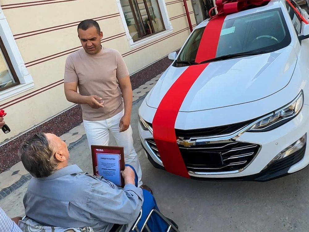 Президент Международной ассоциации бокса Умар Кремлев подарил автомобиль "Малибу" легендарному узбекскому боксеру