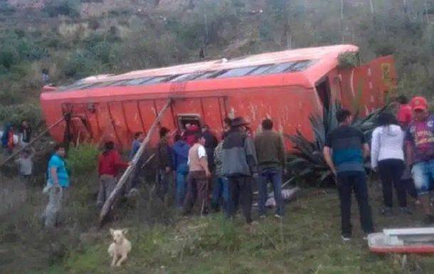 В Перу автобус упал в 100-метровую пропасть: 12 погибших