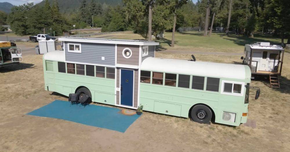 Старый автобус превратили в идеальный дом на колесах для большой семьи (видео)
